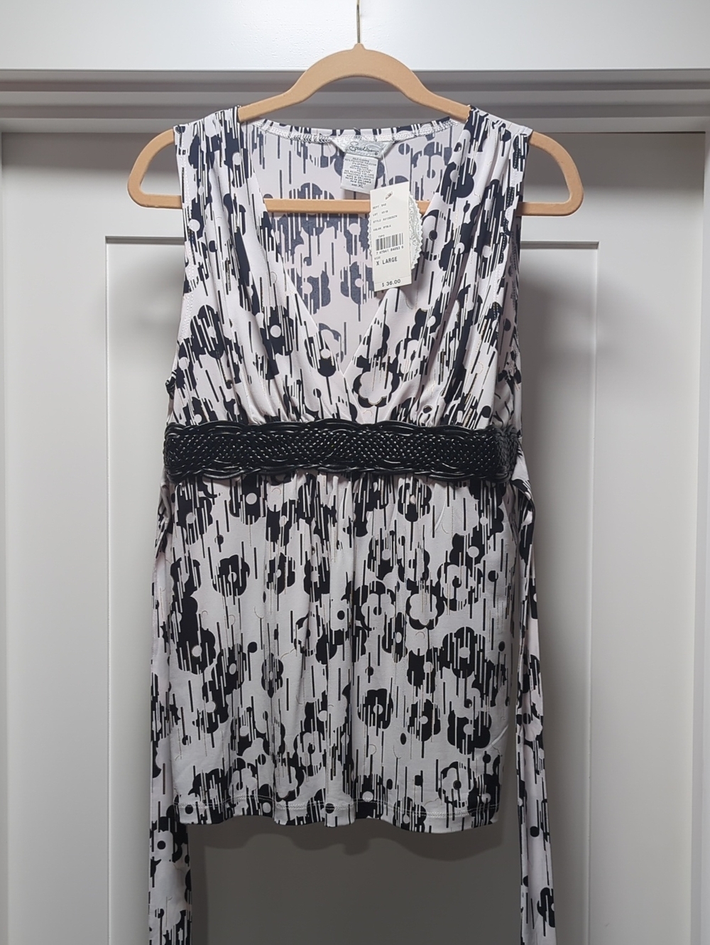 Speechless Black and White Printed Surplice Sleeveless Blouse